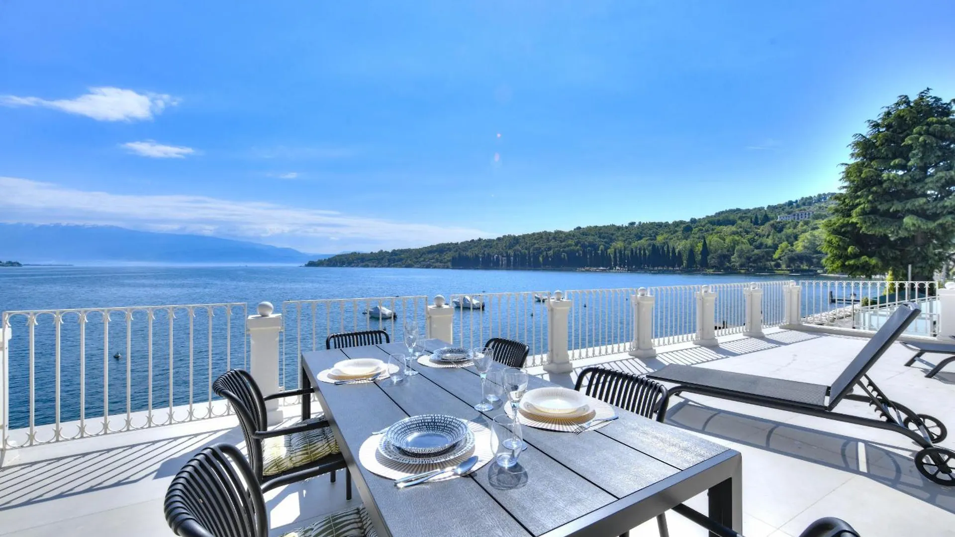 La Vela Deluxe Lägenhet Salò Italien